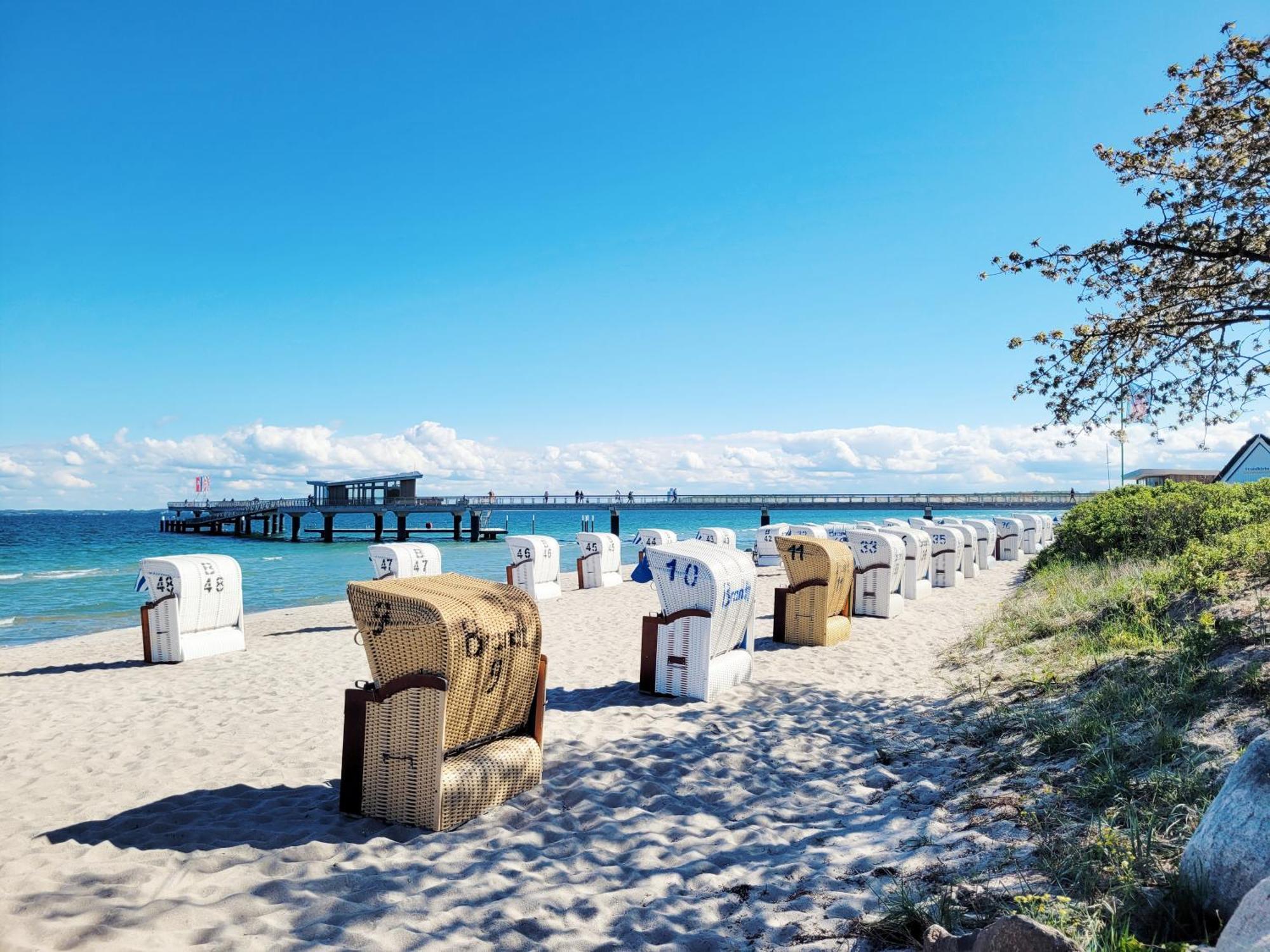 Strandnahe Ferienwohnung - Sehr Modern Und Hochwertig Eingerichtet, Inklusive Parkplatz, Gartenzugang Und Fahrradunterstellmoeglichkeit شاربوتس المظهر الخارجي الصورة